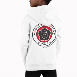 Junge trägt weißen Hoodie mit Logo.